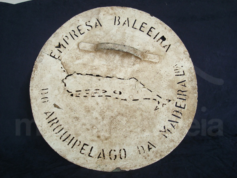 Chapa metálica utilizada para decalcar o emblema da EBAM nos bidões de óleo