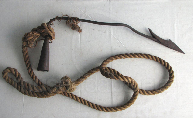 Arpão utilizado na baleação Madeirense. A força exercida pelos cachalotes de pois de arpoados resultava na torção e dobramento do arpão